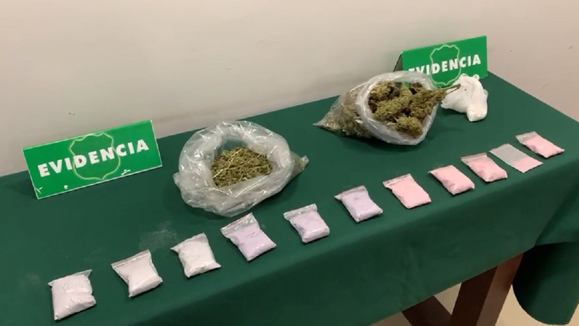 Fiscalización a fiesta clandestina terminó con 7 detenidos, además de armas y drogas decomisadas