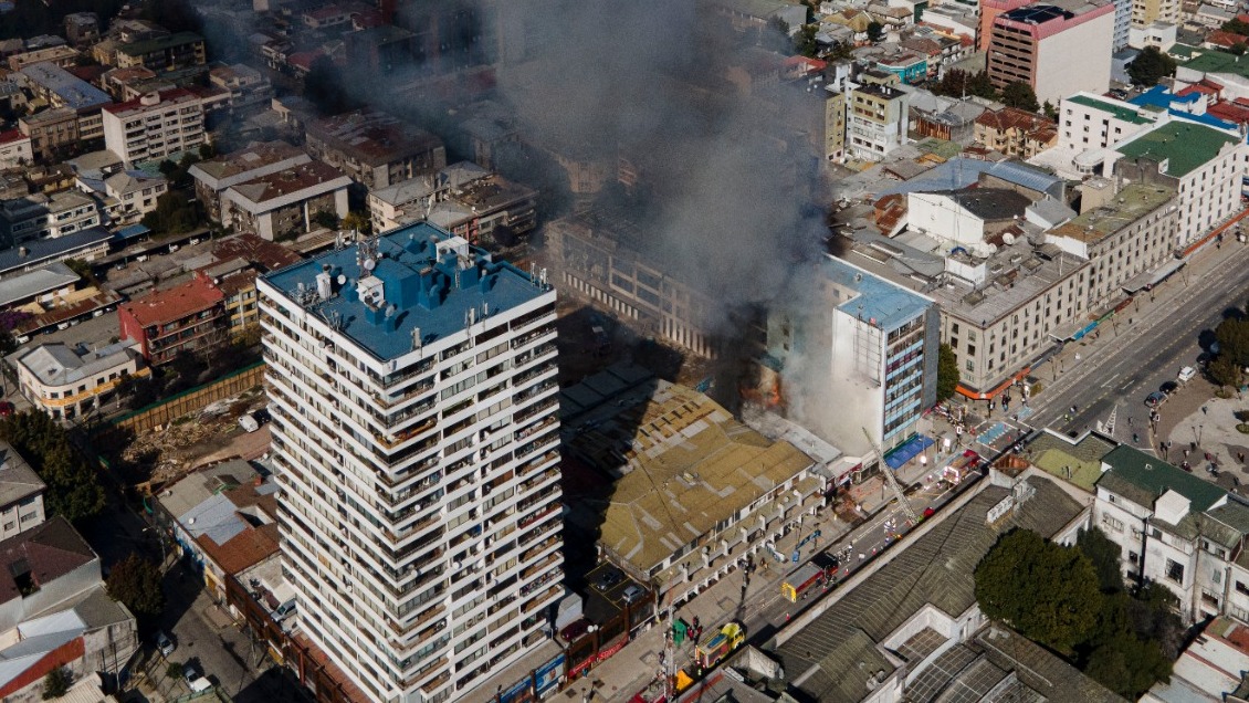 Incendio en el centro de Concepción generó la evacuación de vacunatorio contra el Covid-19
