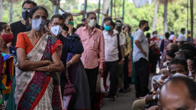 India registra el primer descenso de casos y muertes por Covid en varios días