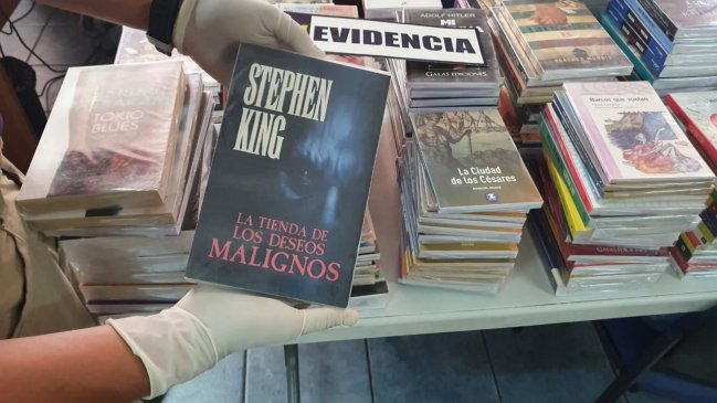 Vendedor de libros mantenía más de mil textos falsificados en su poder