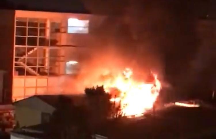 Noche de incendios en Valparaíso y Viña: Seis casas afectadas y adulto mayor con quemaduras