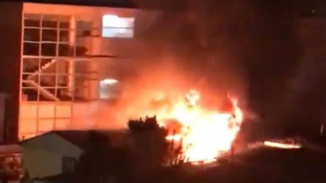 Noche de incendios en Valparaíso y Viña: Seis casas afectadas y adulto mayor con quemaduras