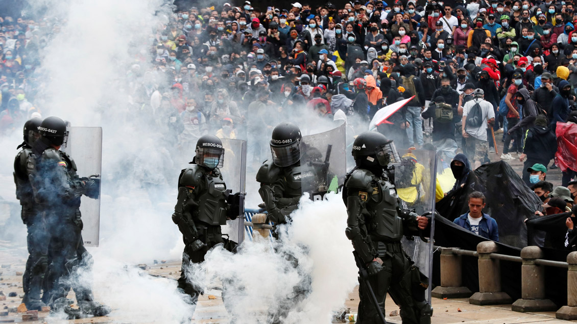Protestas en Colombia contra impuestos dejan dos muertos y decenas de heridos y detenidos