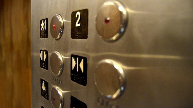 Las Condes: Trabajador murió aplastado por ascensor mientras hacía mantención