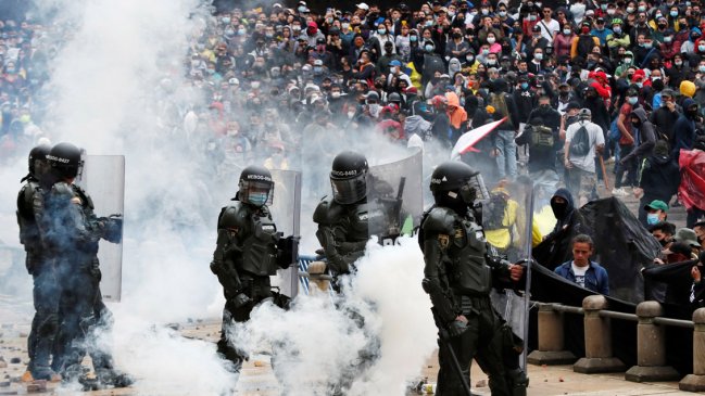 Protestas en Colombia contra impuestos dejan dos muertos y decenas de heridos y detenidos