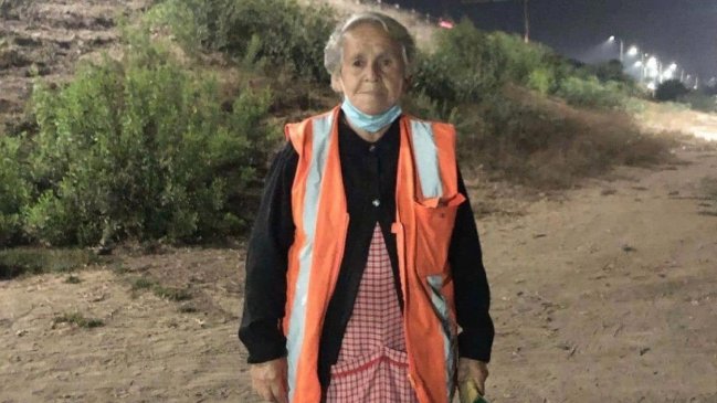 Leonardo Farkas ayudará a adulta mayor viral por dirigir el tránsito para mantenerse