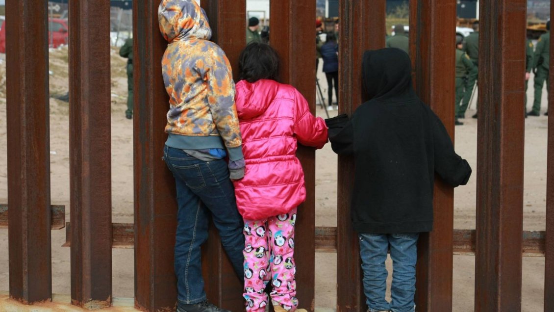 Gobierno de Biden reunirá a familias migrantes separadas desde esta semana