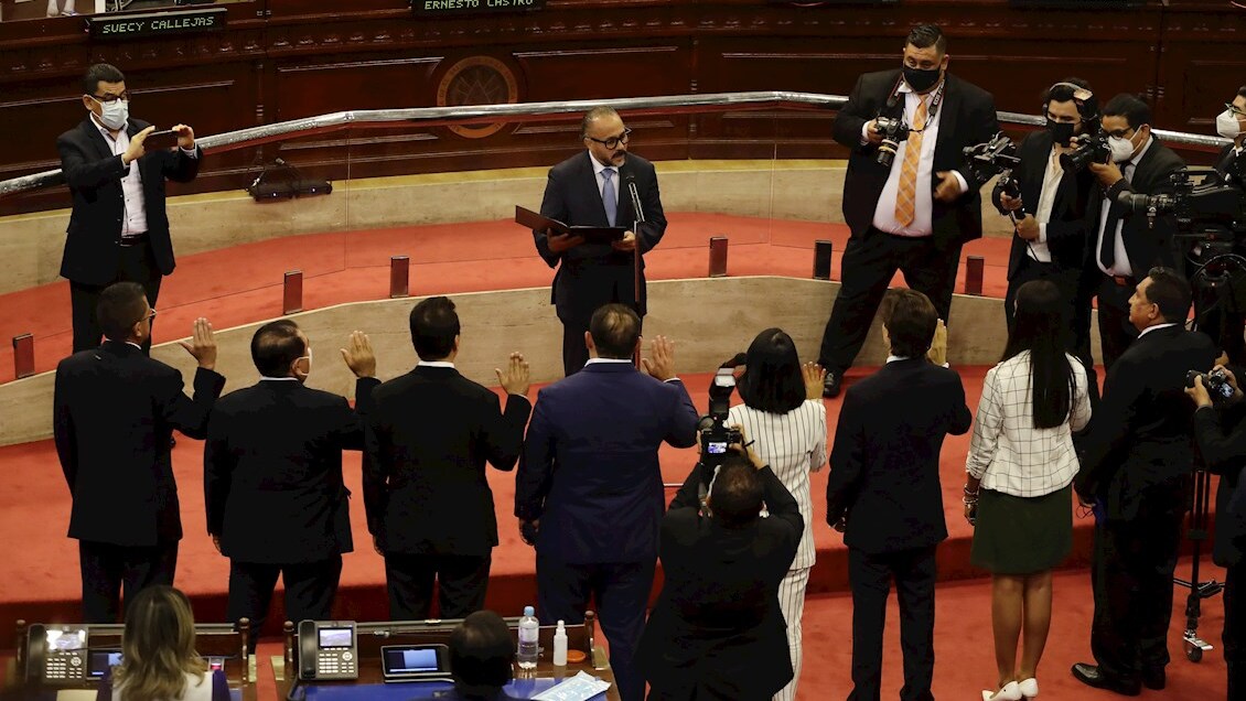 Destituciones en El Salvador prenden las alarmas de comunidad Internacional