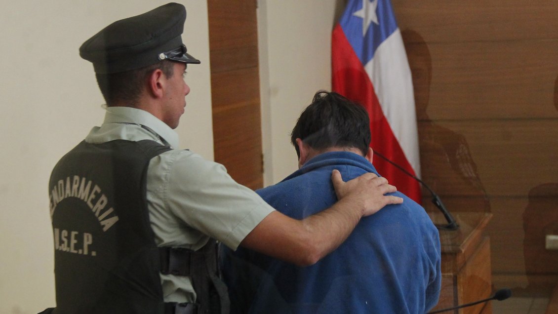 Fiscalía pide cadena perpetua para ex sargento de la Armada por violación de su hija