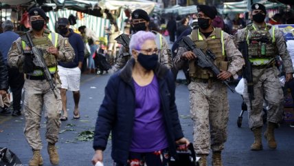   Militares controlan a consumidores de la feria 10 de Julio, en Santiago 