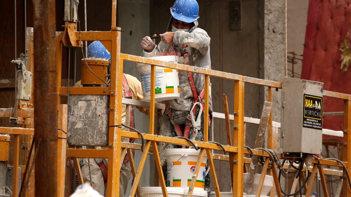 Encuesta UC: Recuperación del empleo sigue 