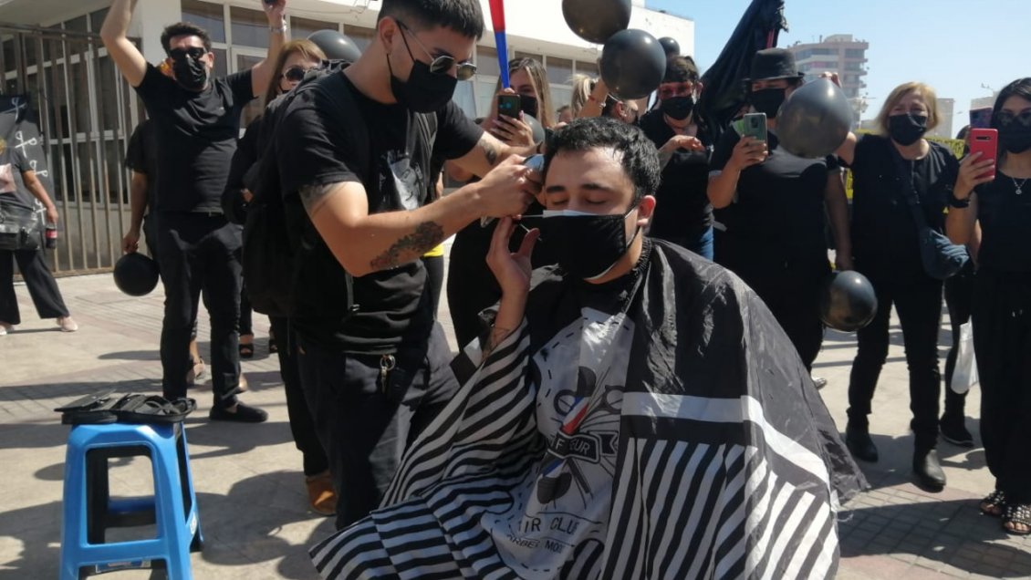 Iquique: Peluqueros se declaran en rebeldía y amenazan con abrir desde el lunes
