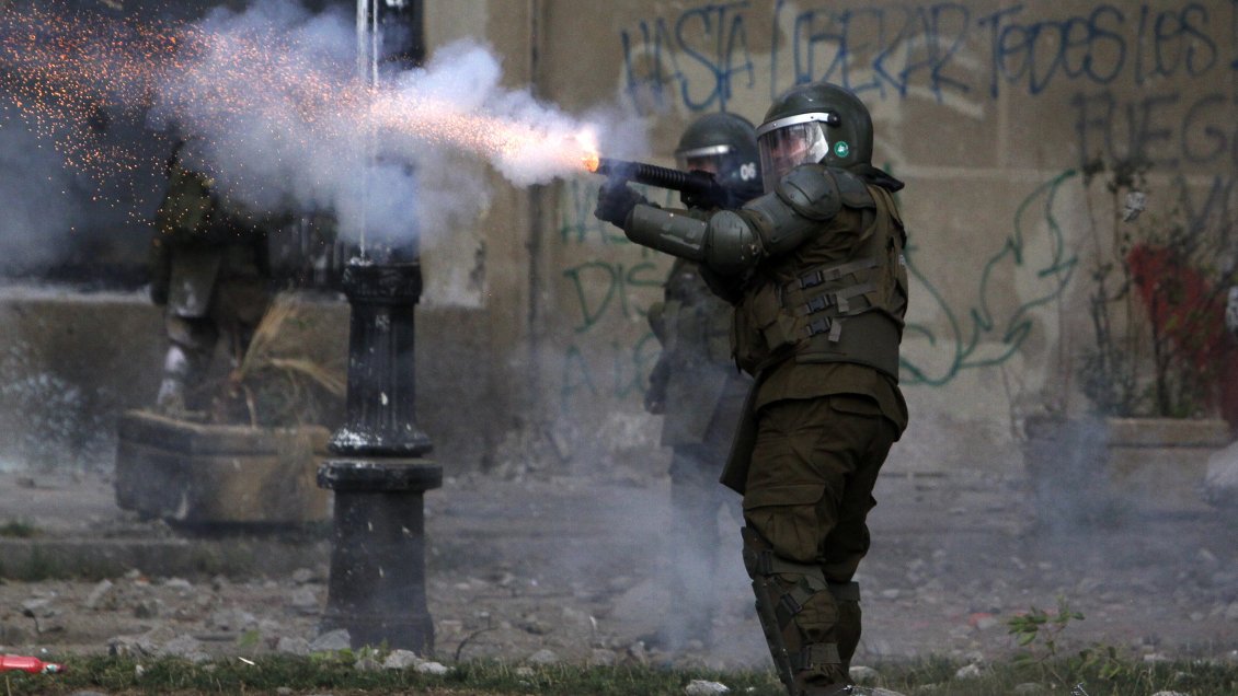 Carabineros reducirá uso de químicos y elementos mecanizados en control de orden público