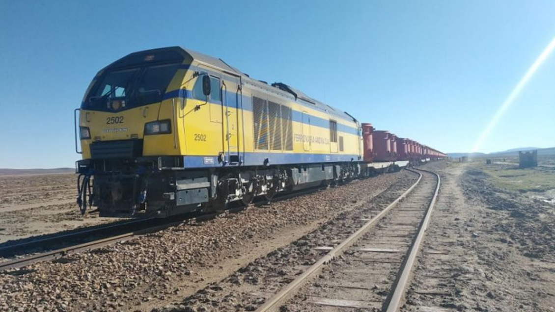 Camioneros bolivianos acuerdan dejar protestas contra el tren hacia Chile