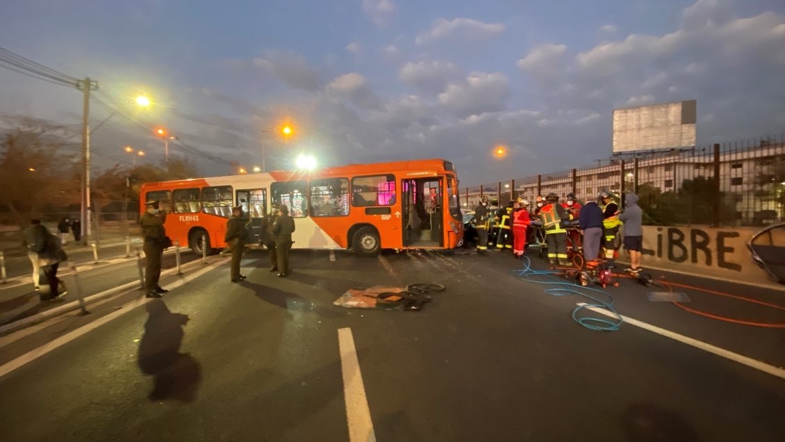 Sujetos secuestraron bus del Transantiago y provocaron colisión que dejó dos lesionados