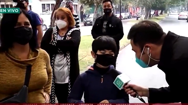 Niño que acompañó a su mamá a votar causó furor por inesperada proclama política