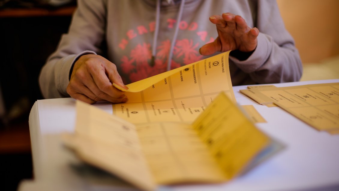 Hombre fue notificado de PCR positivo mientras ejercía funciones de vocal en Los Ángeles