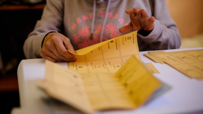 Hombre fue notificado de PCR positivo mientras ejercía funciones de vocal en Los Ángeles