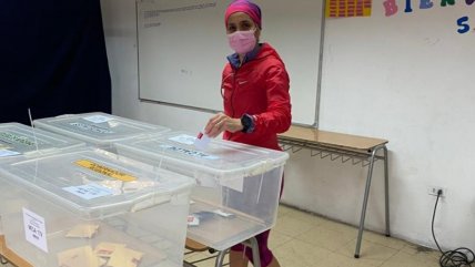   En su estilo: Érika Olivera llegó corriendo a votar 
