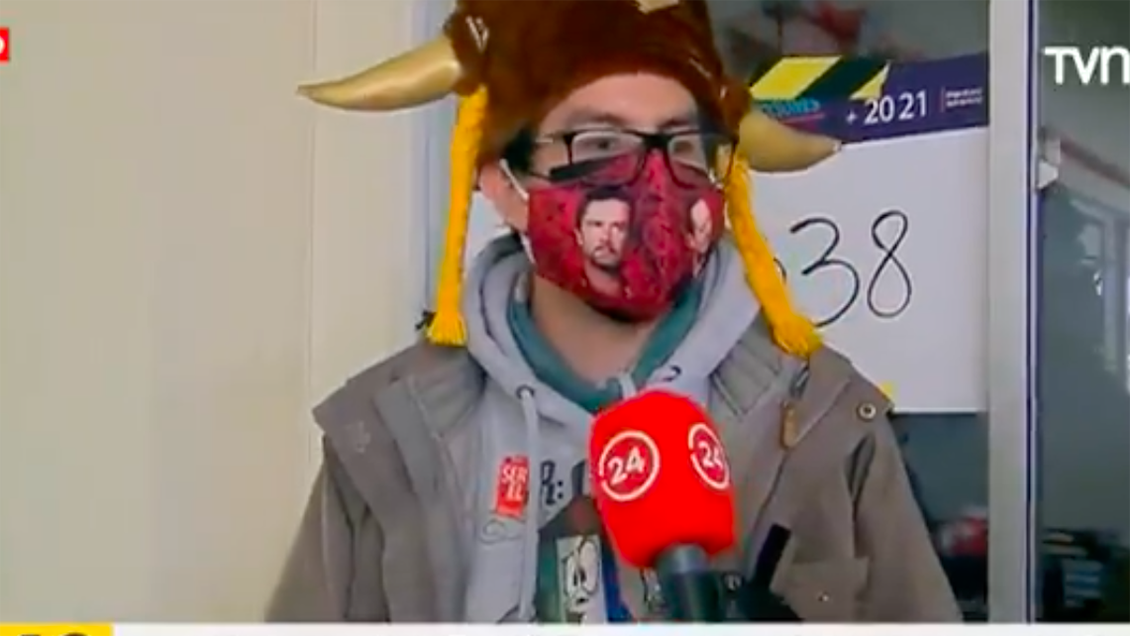 Vocal de mesa ejerce su deber con una mascarilla de Felipe Camiroaga