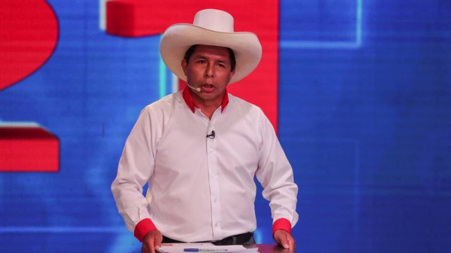 Pedro Castillo sigue liderando las encuestas para la segunda vuelta presidencial de Perú
