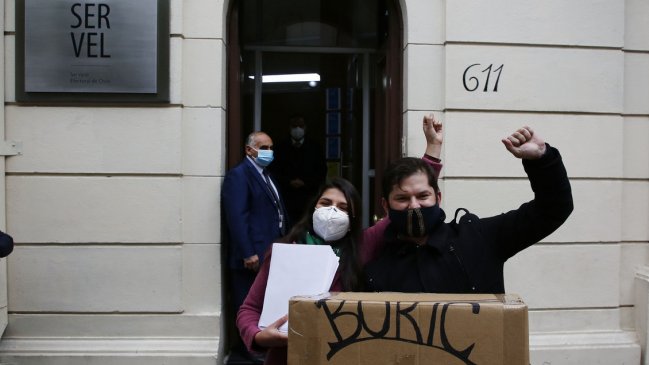 Gabriel Boric presentó sus firmas ante el Servel y llamó a primarias de la oposición