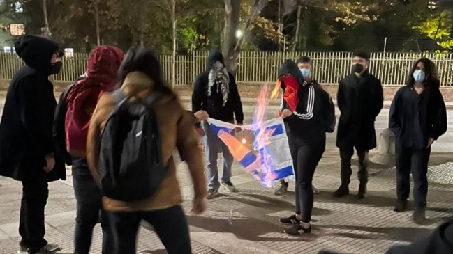 Embajada condenó quema de bandera israelí en manifestación en Las Condes