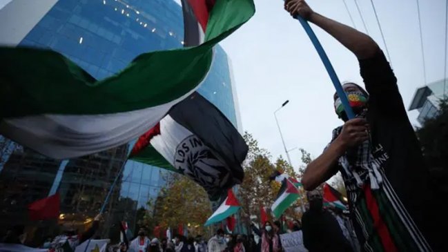 Cientos de personas marcharon ante la embajada israelí en Chile a favor de Gaza