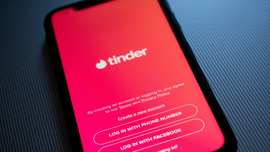 Gobierno de Biden se alió con Tinder y otras apps de citas para promover la vacunación contra el Covid