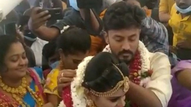 Una boda india en un avión y en pleno confinamiento desata una investigación