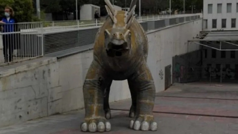 Hombre murió atrapado dentro de la estatua de un dinosaurio en España