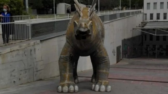 Hombre murió atrapado dentro de la estatua de un dinosaurio en España