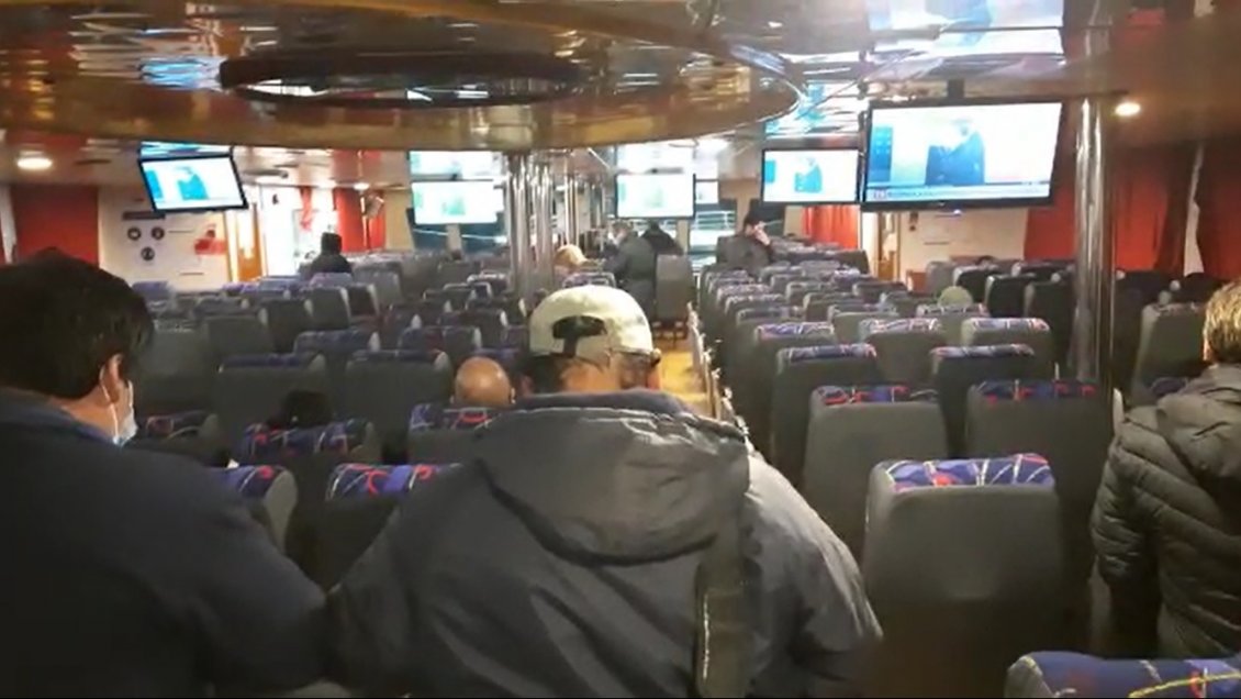 Pasajeros de barcaza Jacaf esperaron por horas sin calefacción en bahía de Puerto Chacabuco