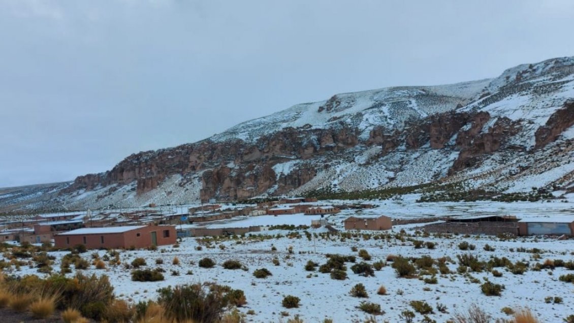 Precipitaciones y caída de nieve mantienen suspendida ruta Huara-Colchane