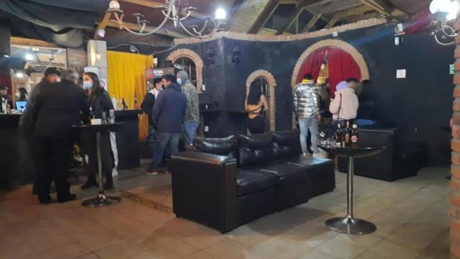 Pese a toque de queda y cuarentena, 25 personas participaron de fiesta clandestina en club de Machalí