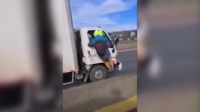 Carabineros investiga como motorista se colgó de un camión en carretera de Concepción