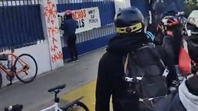 Manifestantes vandalizaron sedes de RN y la UDI y memorial de Jaime Guzmán