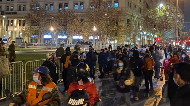 Manifestantes protestaron en las afueras de La Moneda tras cuenta pública de Piñera