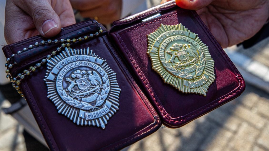 Asistentes policiales de la PDI recibieron nueva placa de servicio