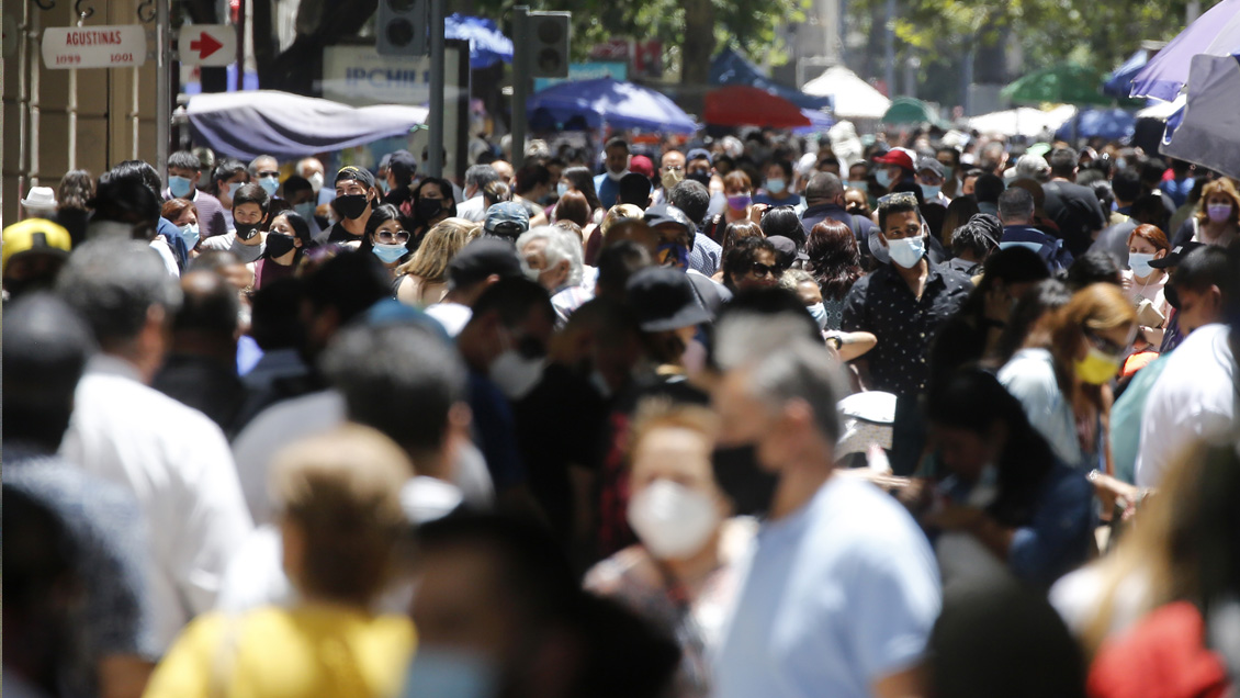 Informe epidemiológico: Casos activos en la Región Metropolitana alcanzan su cifra más alta en 11 meses