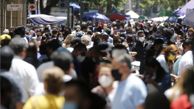 Informe epidemiológico: Casos activos en la Región Metropolitana alcanzan su cifra más alta en 11 meses