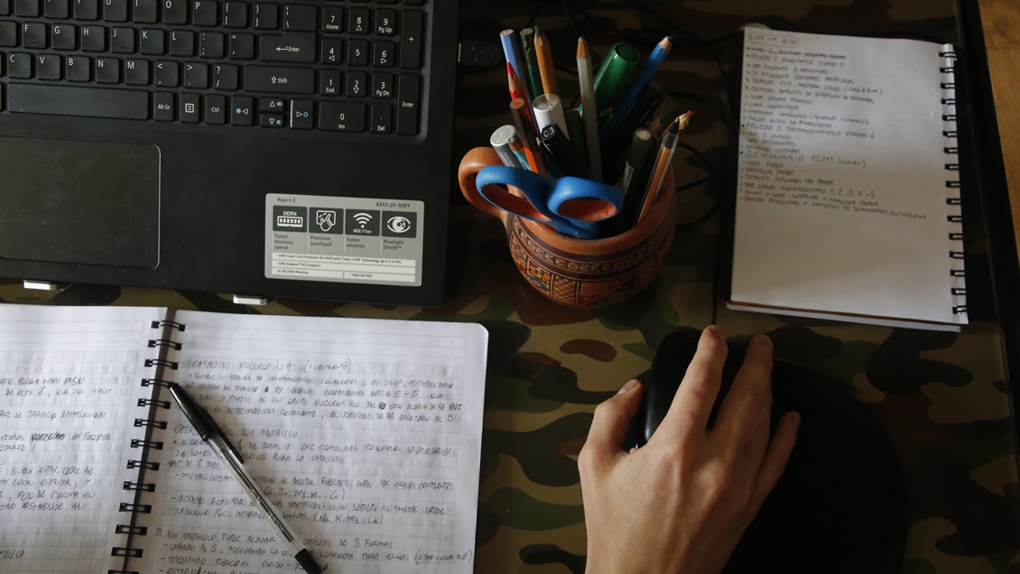 Proyecto busca mejorar condiciones laborales de docentes y asistentes de la educación a distancia