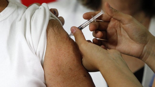 Minsal suspendió aplicación de segundas dosis de AstraZeneca a menores de 45 años