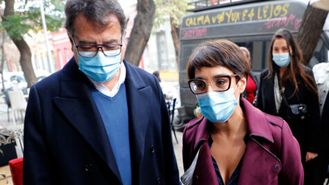 Karina Oliva recibió apoyo del marido de Pamela Jiles, ácida crítica del Frente Amplio