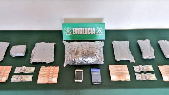 Sorprenden a pasajeras portando pasta base de cocaína y marihuana entre sus ropas