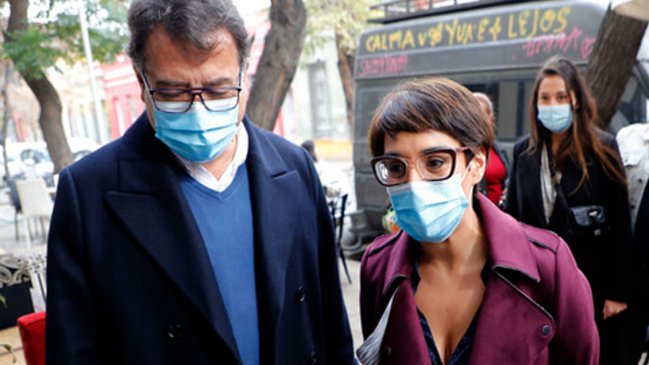 Karina Oliva recibió apoyo del marido de Pamela Jiles, ácida crítica del Frente Amplio