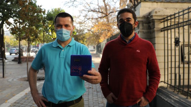 Científicos de la U. de Chile crearon dispositivo que mide peligro de contagio de Covid-19 en espacios cerrados