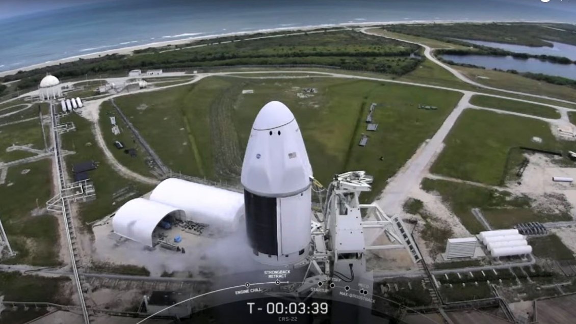 La cápsula Dragon con más de 3.000 kilos de carga se acopla a la Estación Espacial Internacional