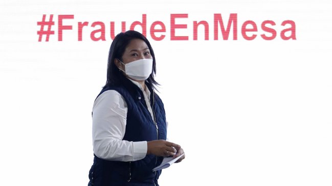Aún abajo por un margen mínimo, Keiko Fujimori salió a denunciar un 