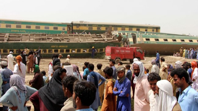   Suben a 62 los muertos por el choque de trenes en Pakistán 